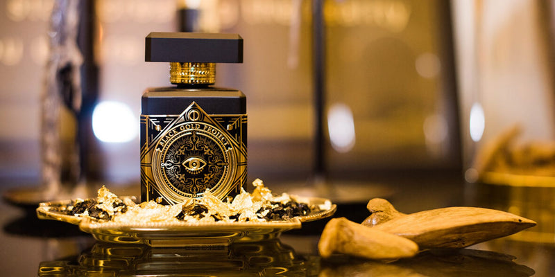 Visuel de campagne Initio Parfums Privés, flacons de parfum de niche