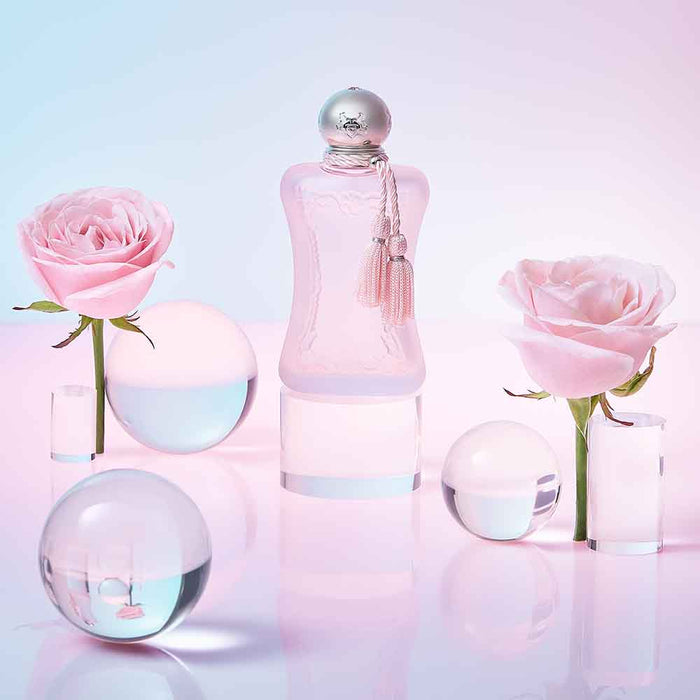 Flacon Delina La Rosée de Parfums de Marly et pétales de rose