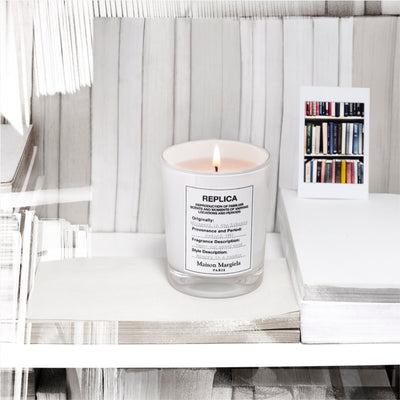 Replica Whispers in the Library Bougie Parfumée Ambrée Épicée
